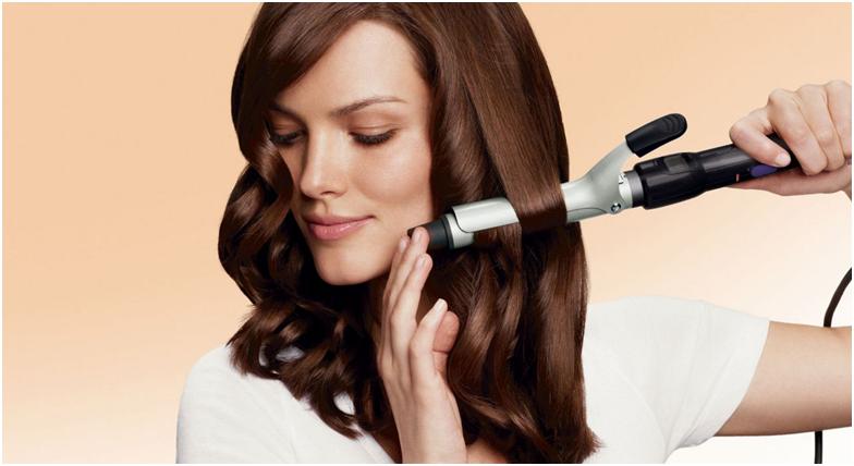 Девушка завивает волосы