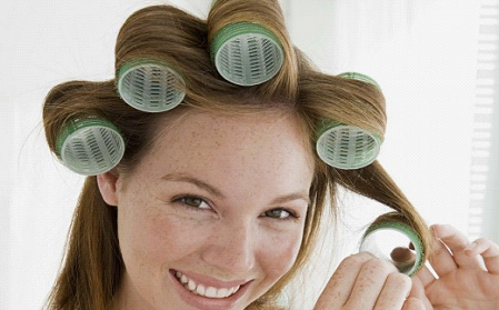 Девушка с бигудями