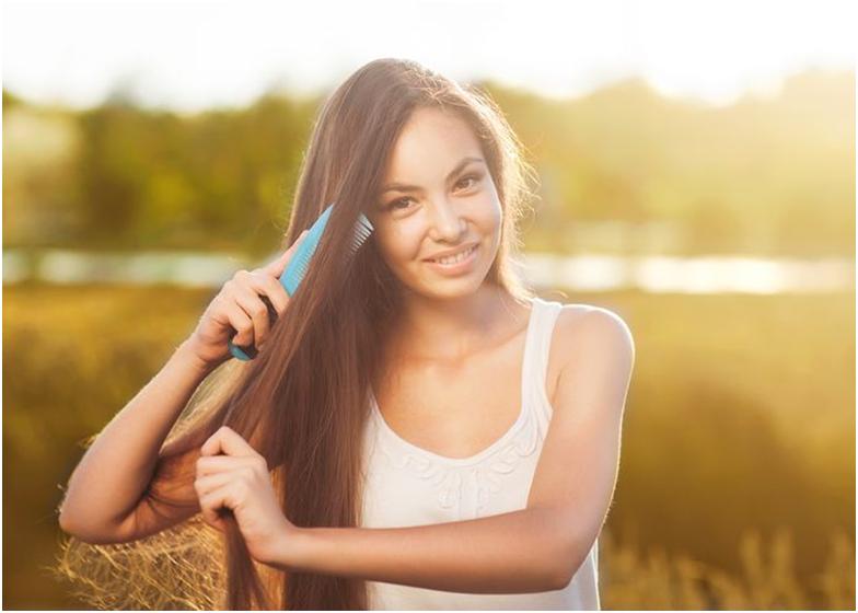 Девушка рсчесывается