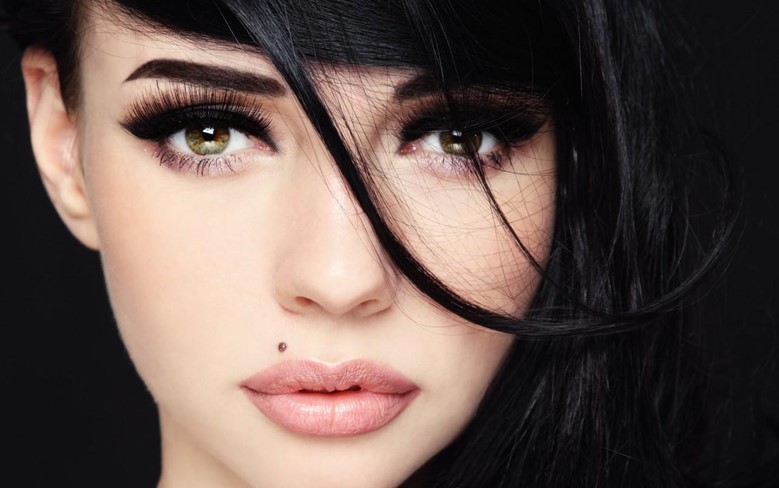 Мушка на лице