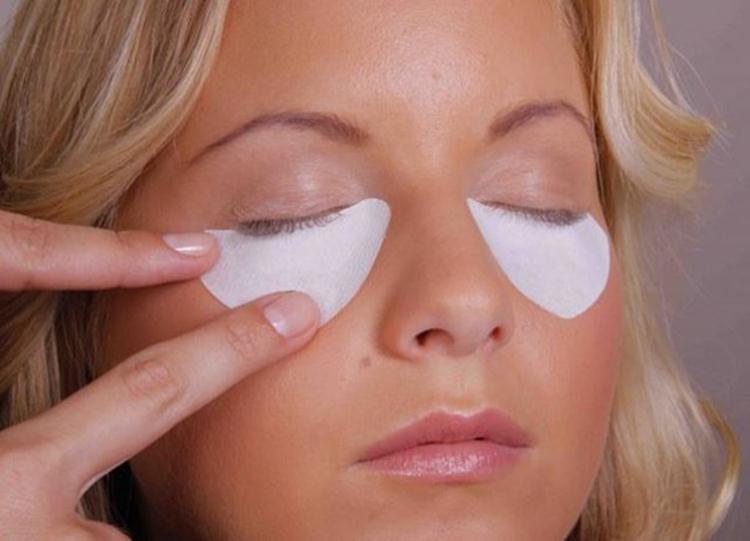 Под нижние веки положите специальную пленку или бумажные полоски и хорошо прижмите