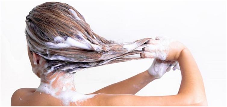 Девушка моет голову