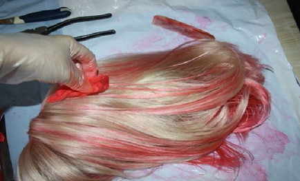 Красные пряди на парике