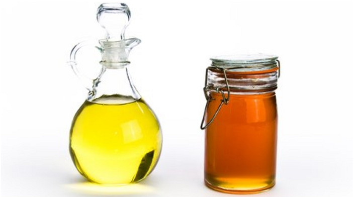 Смесь из разогретого оливкового масла с медом