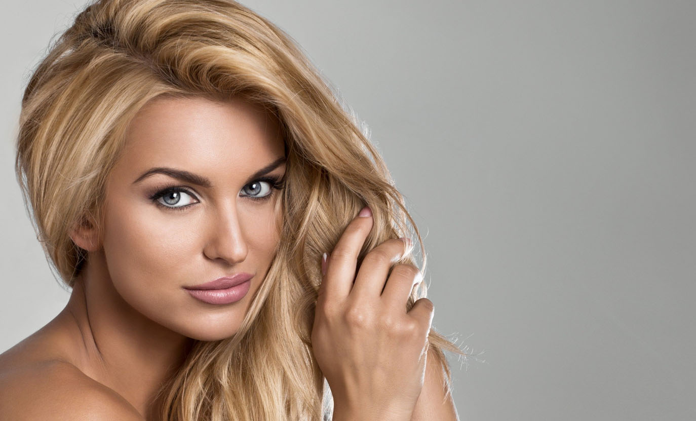 Мелированные пряди у молодой девушки