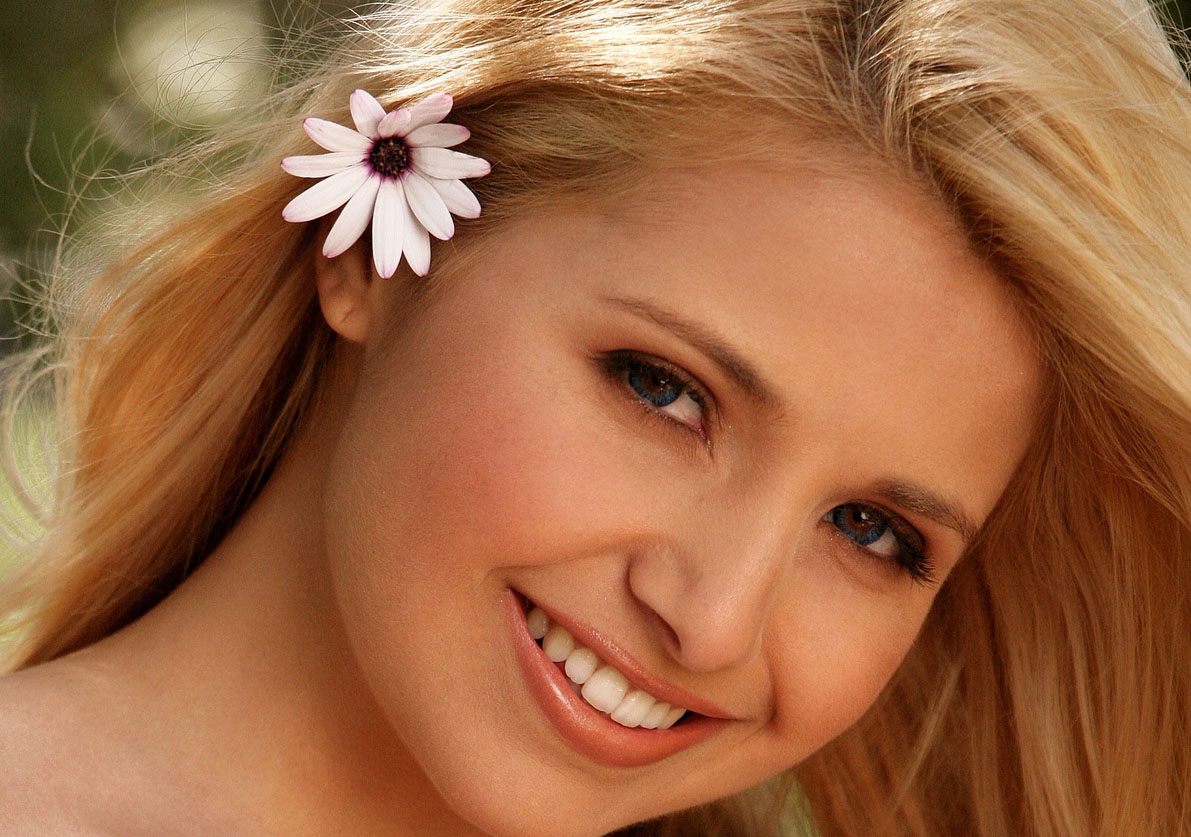 Женщина с улыбкой