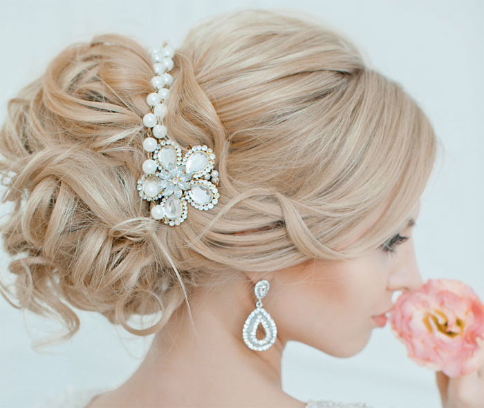 Высокая прическа с пучком