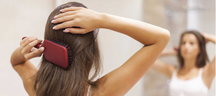 Девушка с расческой