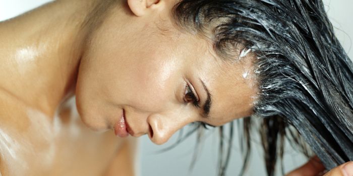 нанесение кокосового молока на волосы