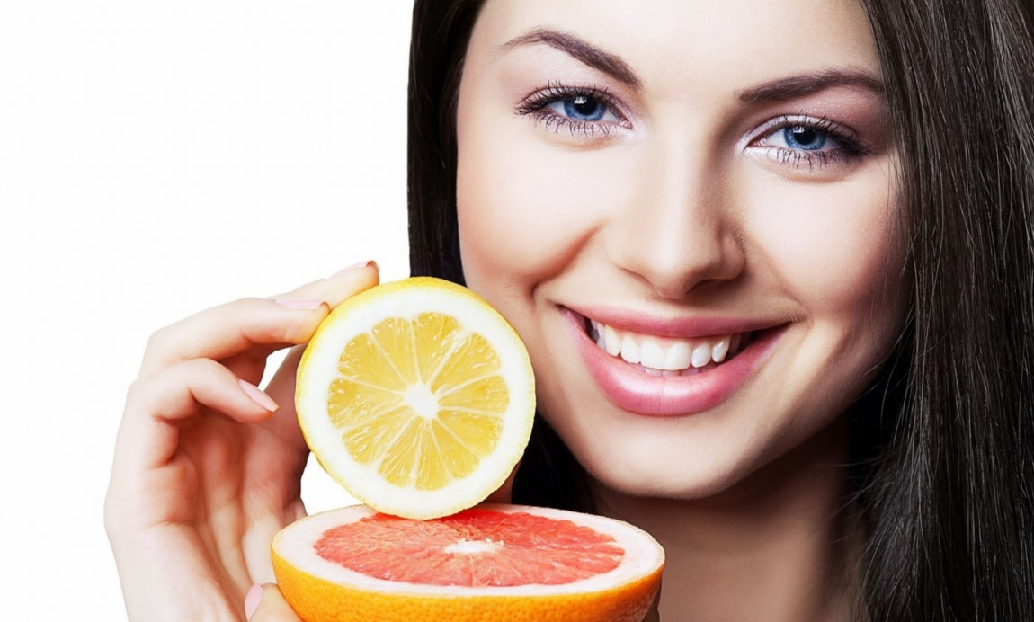 Девушка и цитрусы