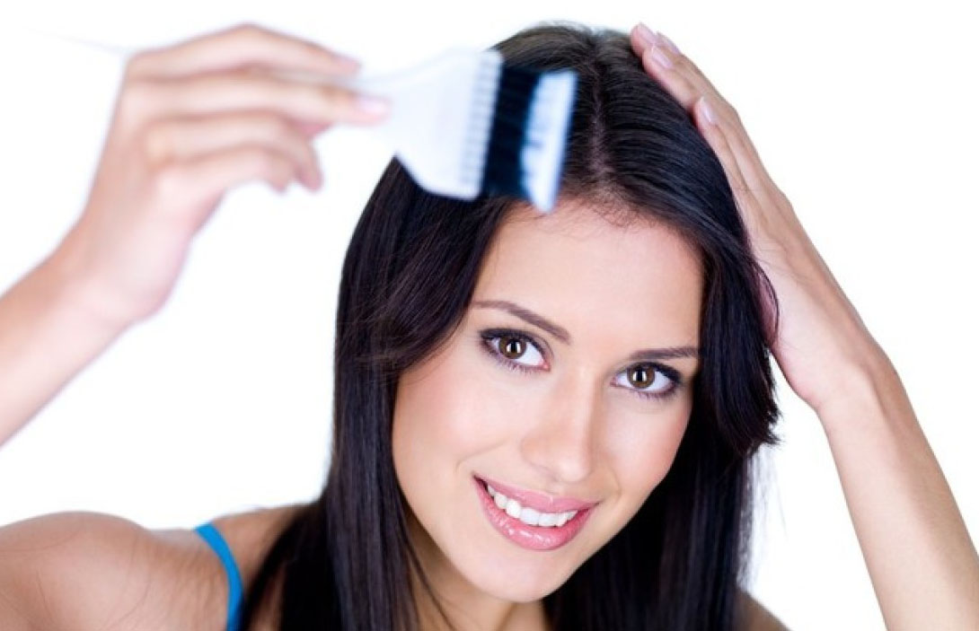 Девушка красит волосы