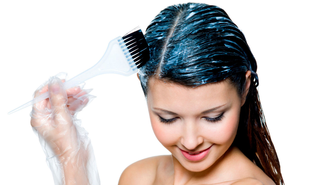 Девушка красит волосы