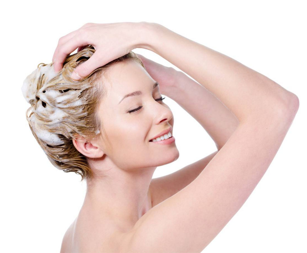 Девушка моет голову