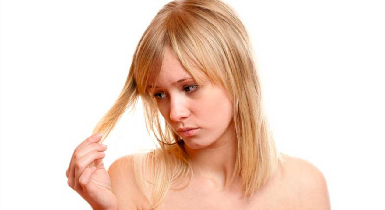 Девушка осматривает свои волосы