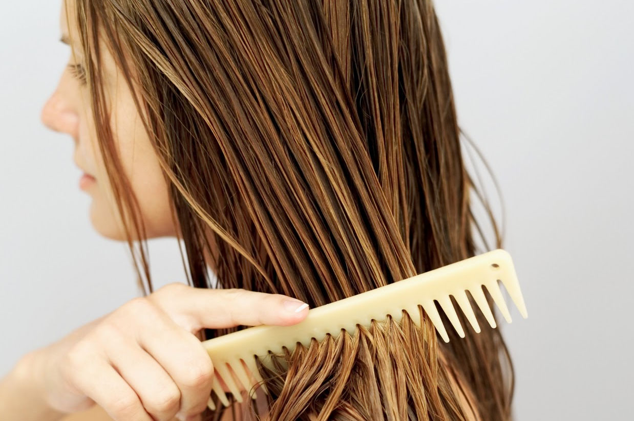 Девушка расчесывается