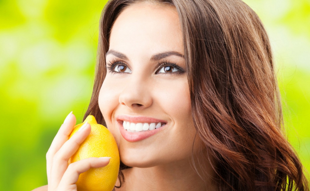 Девушка с лимоном