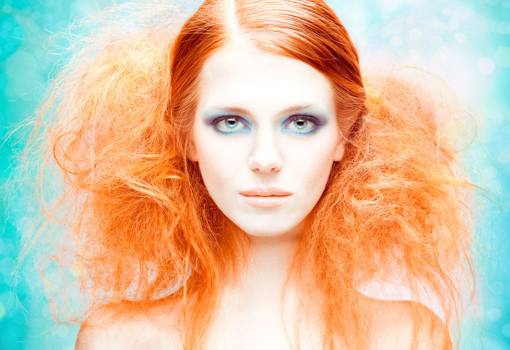 Девушка с рыжими волосами