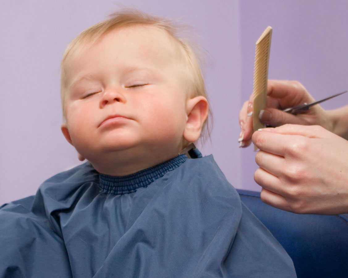 Маленький ребенок в парикмахерской