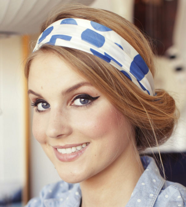 Прическа с широкой лентой