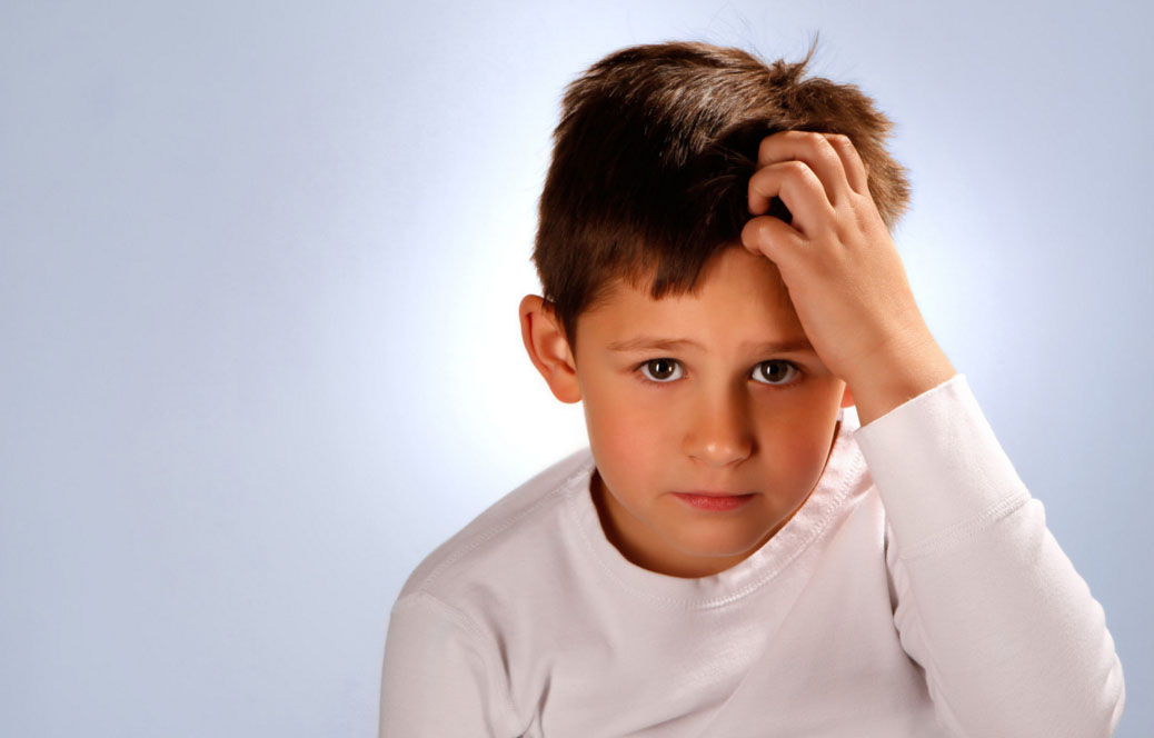 Ребенок чешет голову