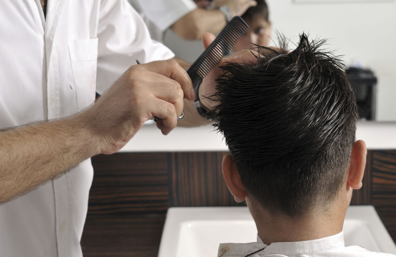 Стригут мужчину