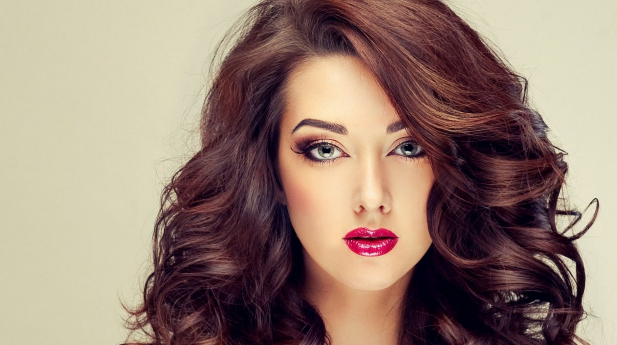 У девушки объемные волосы