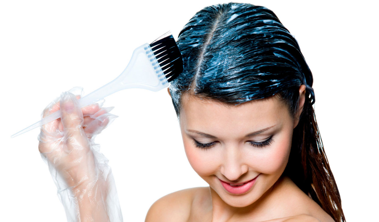 Девушка красит волосы