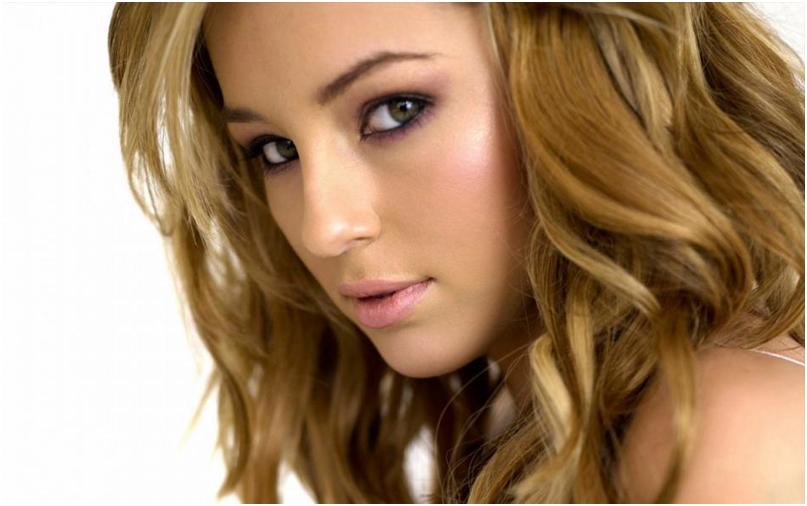 Поэтому для макияжа светлолицым красавицам необходимо подбирать тональный крем светлых оттенков бежевой гаммы