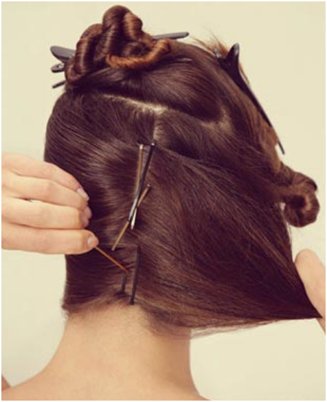 Скрутить жгут из нижних локонов, из которого следует сформировать форму ракушки, закрепить ее заколками-невидимками