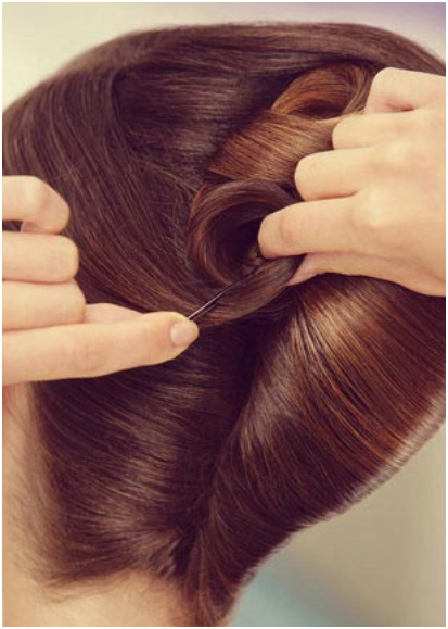 Вторую прядь скручиваем жгутиком и крепим с другой стороны к ракушке