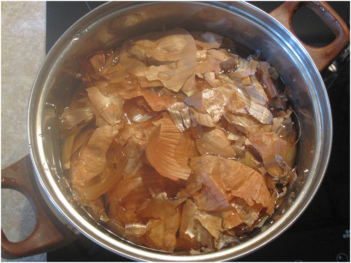 Для придания золотистости окрашивание седых волос в домашних условиях можно выполнить отварами луковых очисток или ромашки