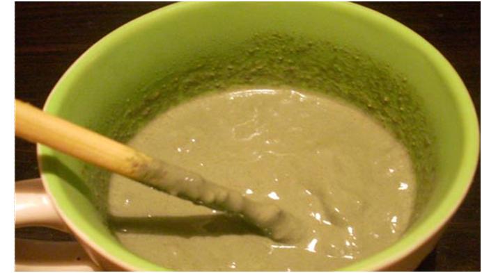 Перед окрашиванием добавьте в хну немного эфирных масел