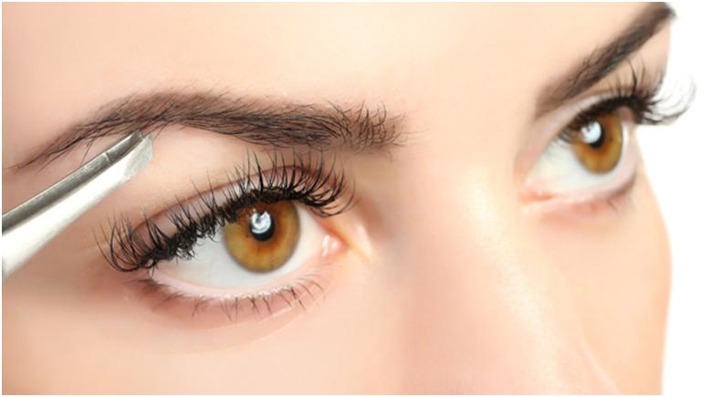 Формируйте линию брови, удаляя волоски с нижней части и сужая её только после верхней точки дуги.