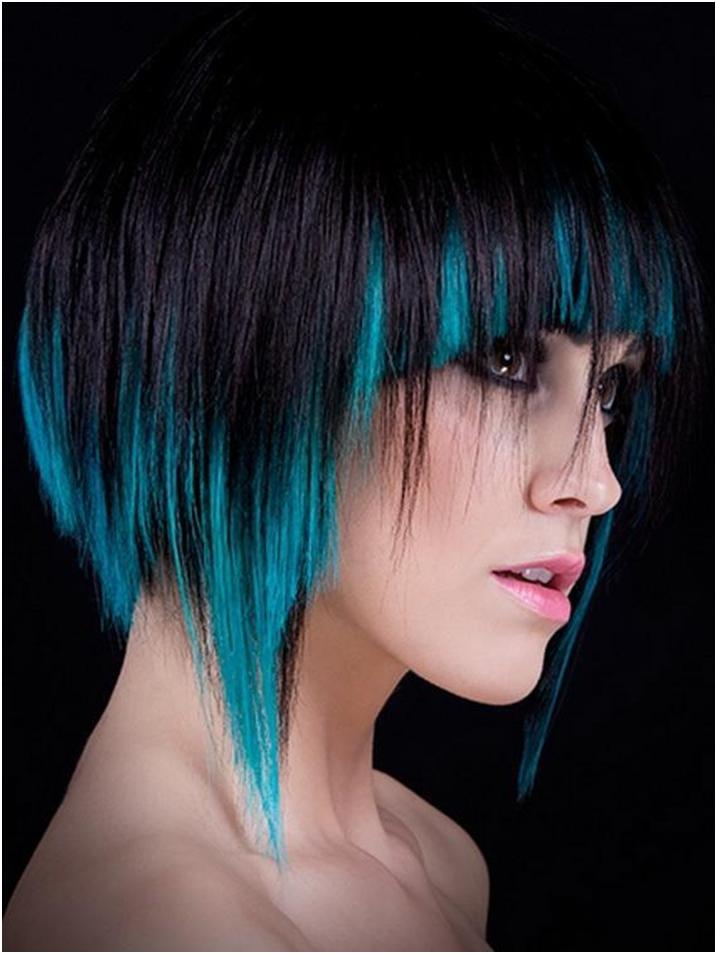 Перед покраской стоит примерить парик нужного цвета, чтобы определиться, подходит ли голубой к лицу