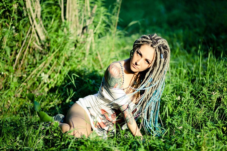 Девушка с дредами