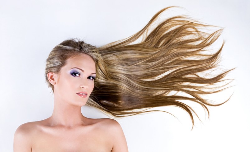 Женщина с развивающимися волосами