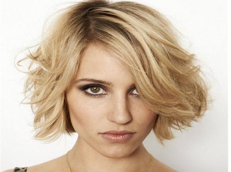 Девушка с короткими волосами