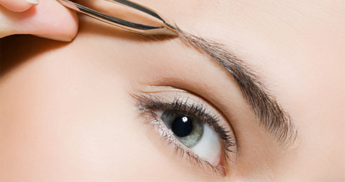 Коррекция бровей пинцетом