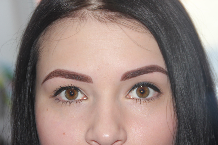 Брови девушки