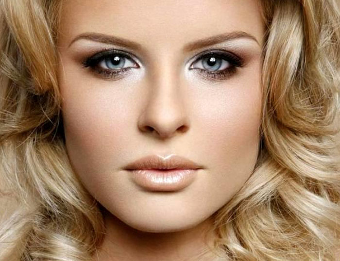 Брови блондинки