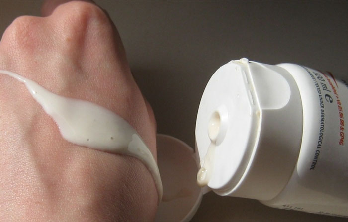  Средство имеет легкую кремообразную текстуру, приятный аромат, который долго остается на прядях.