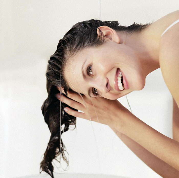 Его выдерживают на волосах треть часа, после чего шевелюру промывают основательно водой