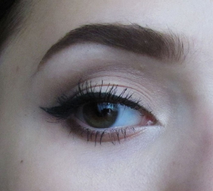 Полученный результат закрепляется с помощью геля или воска для бровей