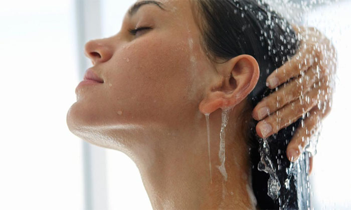 Всегда промывайте голову не горячей, а теплой водой