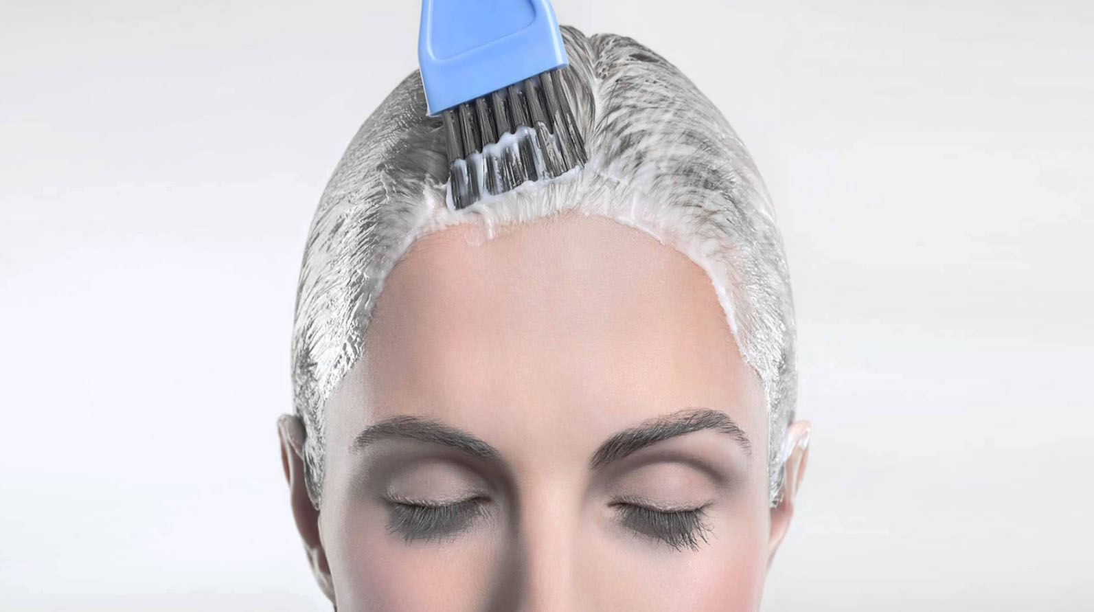 Нанесение кефирной маски на волосы