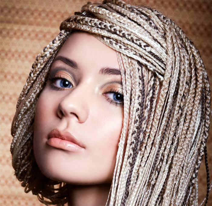 Девушка с косичками