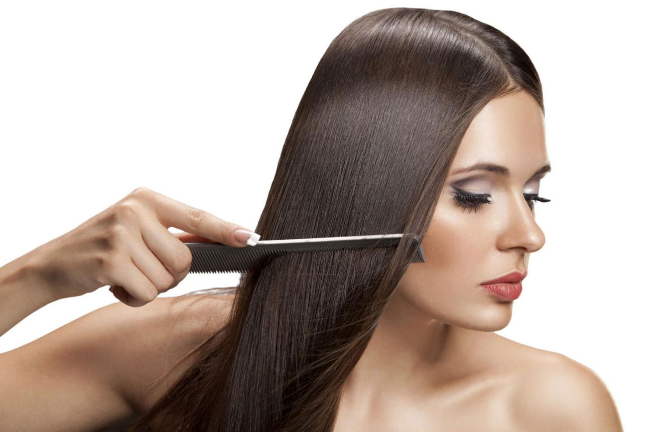 Девушка расчёсывает волосы