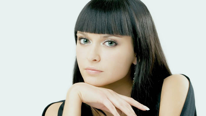 Девушка с прямой челкой