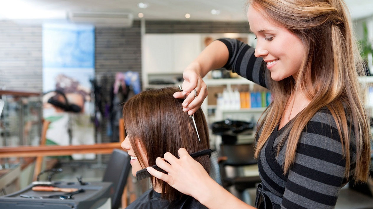 Девушка в салоне касоты