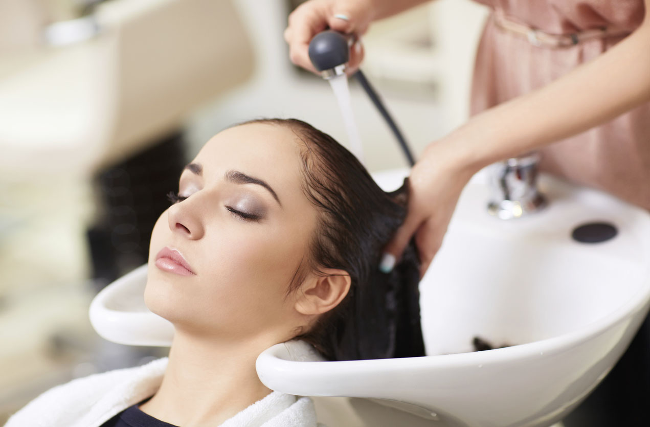 Девушке моют голову